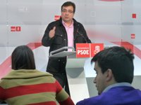 Vara se ofrece a Monago para negociar medidas "excepcionales" que refuercen la "transparencia" en la política