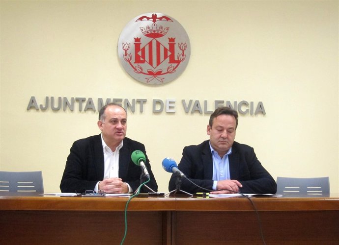 Joan Calabuig (izqda)  junto al concejal Vicent Sarrià