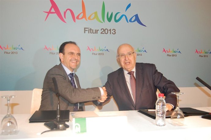 El consejero de Turismo Rafael Rodríguez firma acuerdo Serhs