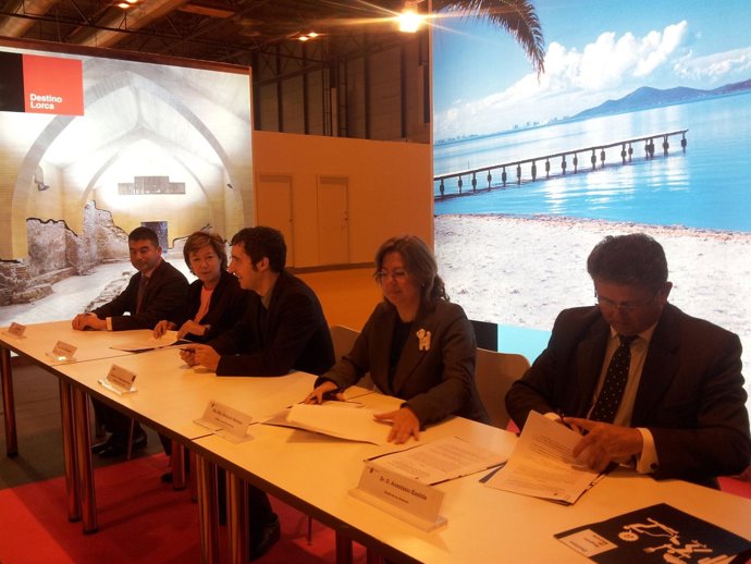 Imagen de la firma del convenio en FITUR