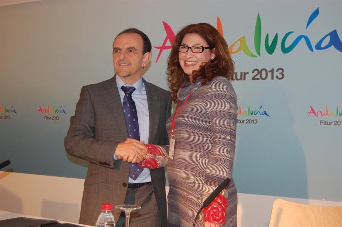 Consejero de Turismo, Rafael Rodríguez, y Monsalud Bautista de Rural Andalus