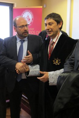 Dávia (I) junto a su predecesor Luis Nieto (D)