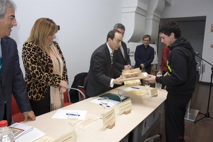Serna entrega premios diseño