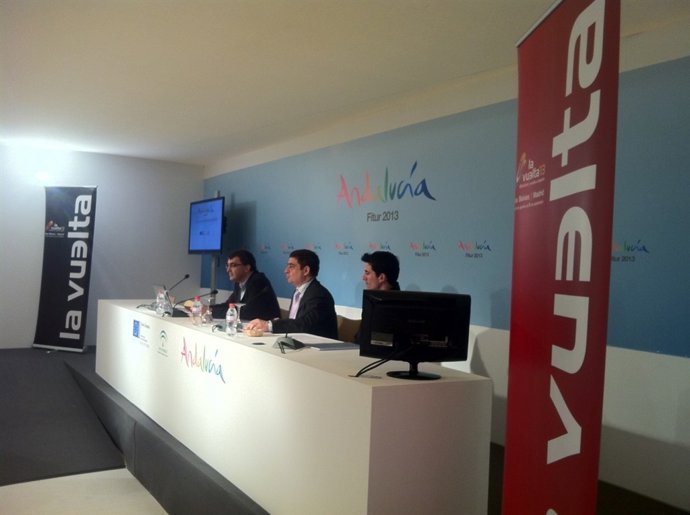 Reyes (centro), junto a Guillén y Coloma, presenta eventos ciclistas en Jaén.