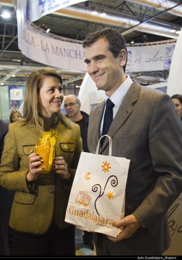 Cospedal y Antonio Román en Fitur