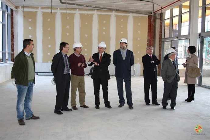 Manuel Parras (centro) visita obras del complejo de I+D+i del campus de Linares.