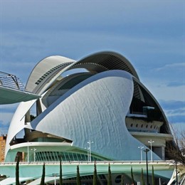 Fachada del Palau de les Arts deteriorado