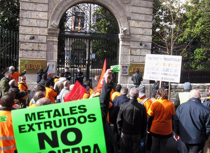Manifestación en apoyo a Metales Extruidos frente a los bancos