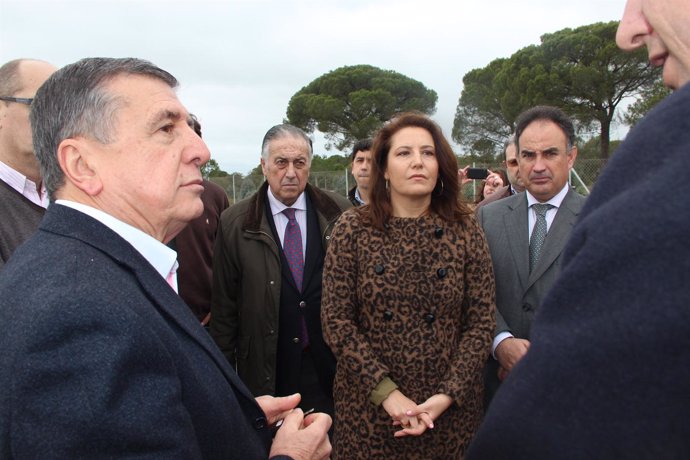La delegada del Gobierno en Andalucía, Carmen Crespo, y Ángel Gorostidi.