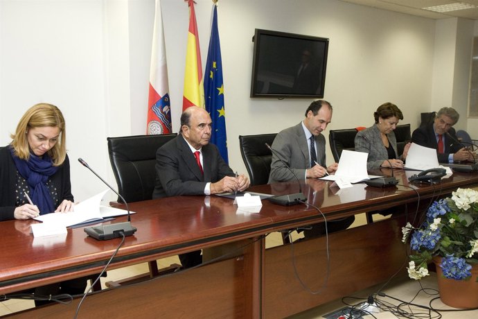 Firma de los convenios entre el Gobierno de Cantabria, BEI y el Santander