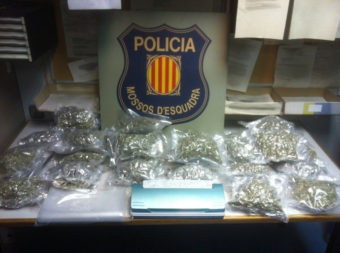 Dos detenidos por transportar seis kilos de marihuana en Vidreres (Girona)