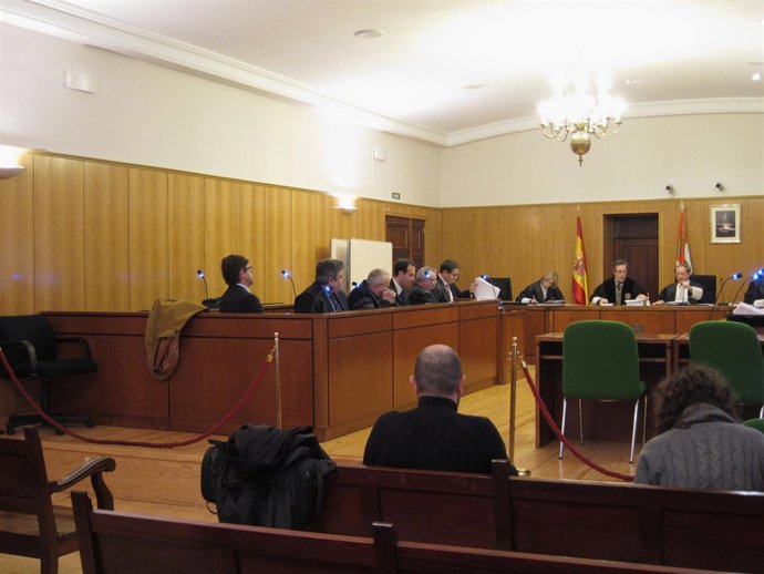 Los acusados, junto a sus abogados, en la última vista en la Audiencia.