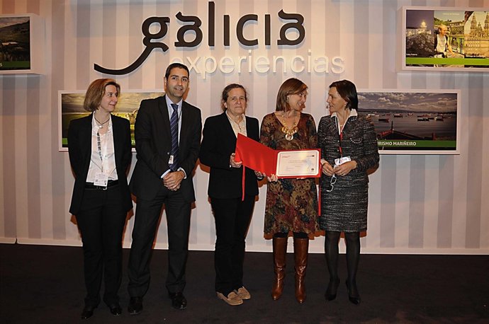 La secretaria xeral para o Turismo, Nava Castro, recibe el galardón del Camino 