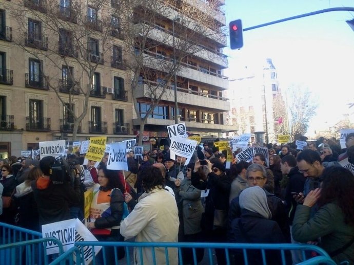 Concentración en los aledaños de la sede del PP.
