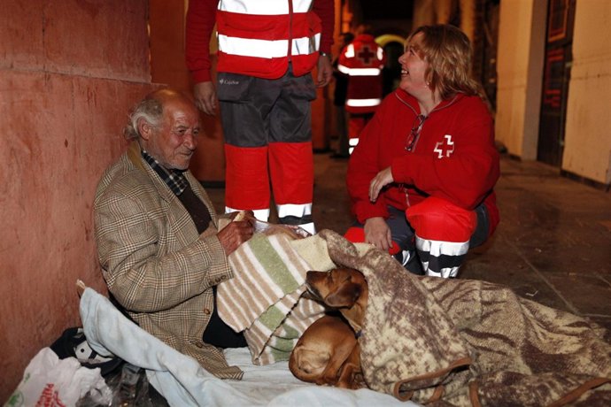 Cruz Roja atiende a personas sin hogar