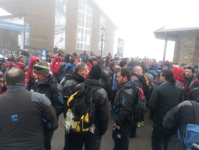 Personas congregadas en Pradollano durante el paro de trabajadores de Cetursa