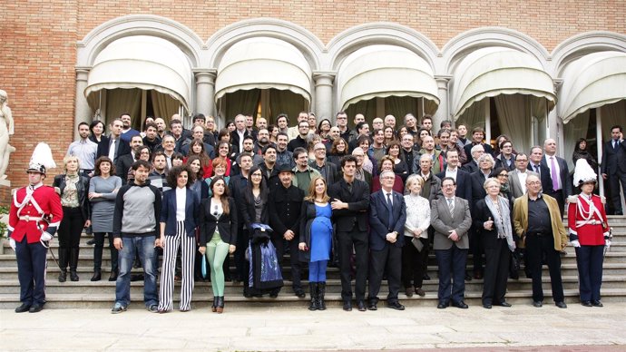 Foto de familia de nominados a los V Premis Gaudí y el alcalde Xavier Trias