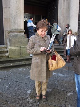 La secretaria general de Sanidad, Pilar Farjas, ante la facultad de Medicina 