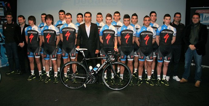 Alberto Contador con su equipo ciclista junior