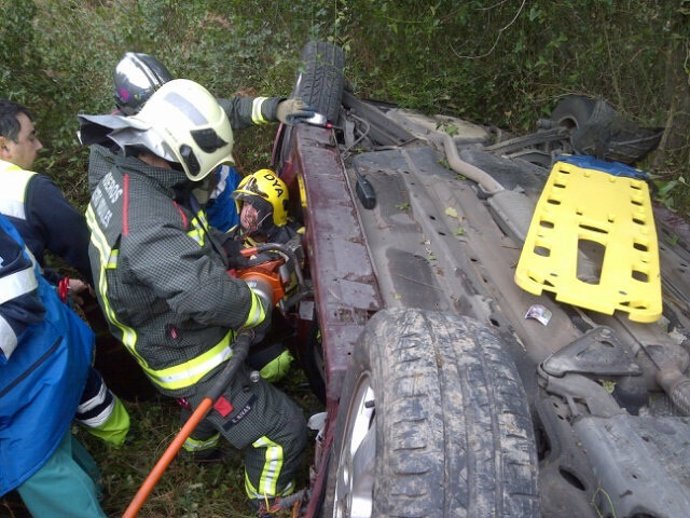 Rescate del conductor precipitado por un terraplén