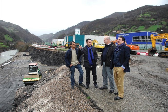 Martínez y Vega, por la derecha, con los ediles alleranos de Foro.