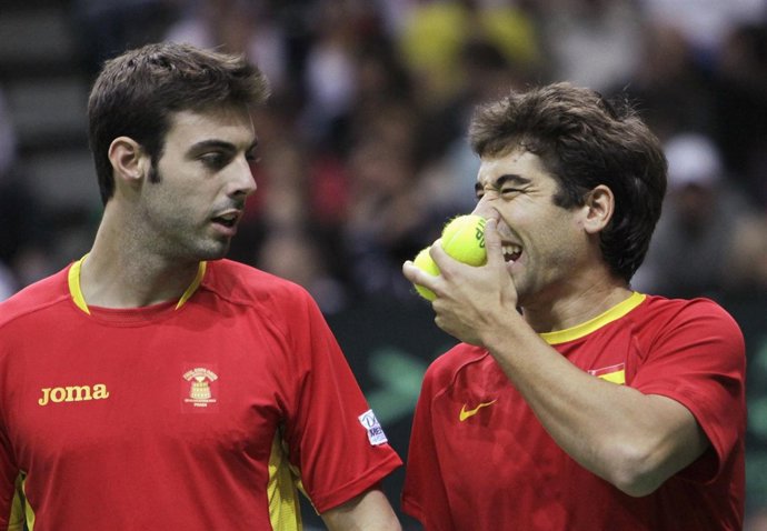 Marcel Granollers y Marc López mantienen con vida a España