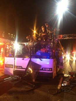 Heridas 33 personas en la colisión de un autobús contra un puente situado sobre 