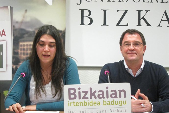 Irune Soto, junto a Joseba Gezuraga, junteros de Bildu en Bizkiaa