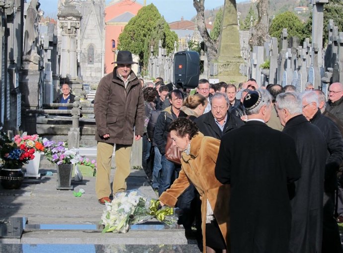 Ofrenda floral en Polloe a Fernando Múgica