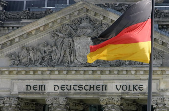 Bandera alemana frente al parlamento