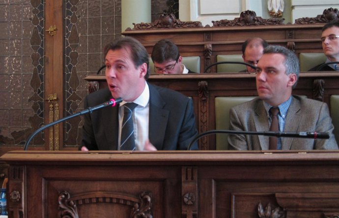 Oscar Puente y Javier Izquierdo, en un Pleno municipal