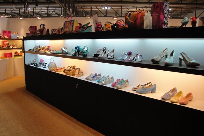 Un expositor de una firma de calzado en una fiera de muestras