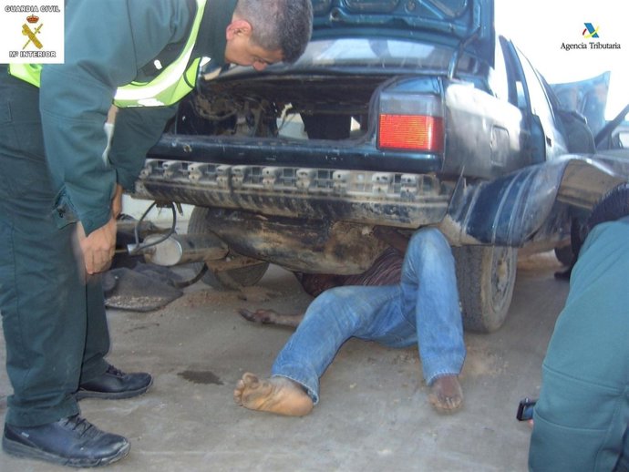 Rescate de un inmigrante en un doble fondo