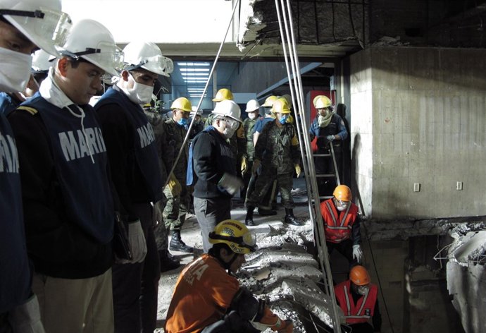 Prosigue la búsqueda de entre 4 y 16 desaparecidos en la sede de Pemex