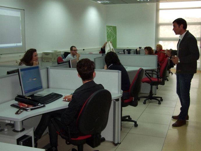 Alumnos Y Profesor En La Sede De Citta