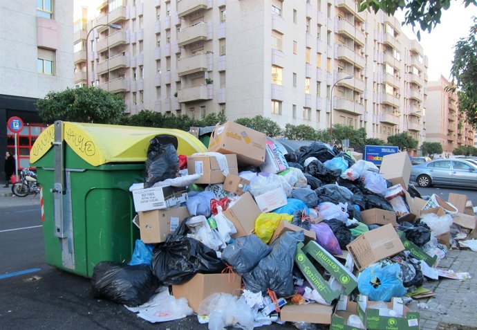 Basura en una calle de San Bernardo por la huelga de Lipasam