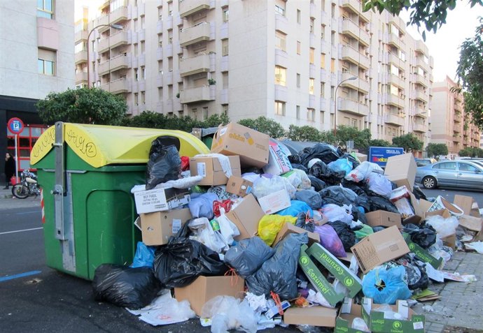 Basura en una calle de San Bernardo por la huelga de Lipasam