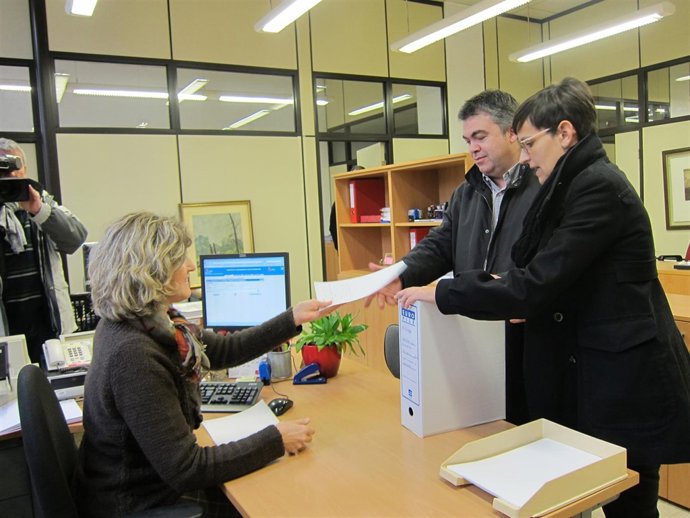 Cerdán y Chivite registrando las más de 7.500 firmas recogidas contra la reforma