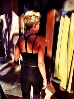 Miley con su nuevo tatuaje