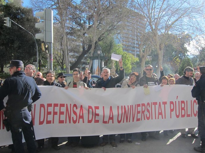 Un grupo de personas protesta a la llegada de Fabra a un acto