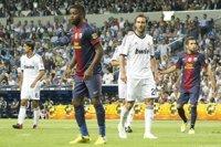 Fútbol.- Alex Song, con molestias, se queda en Barcelona