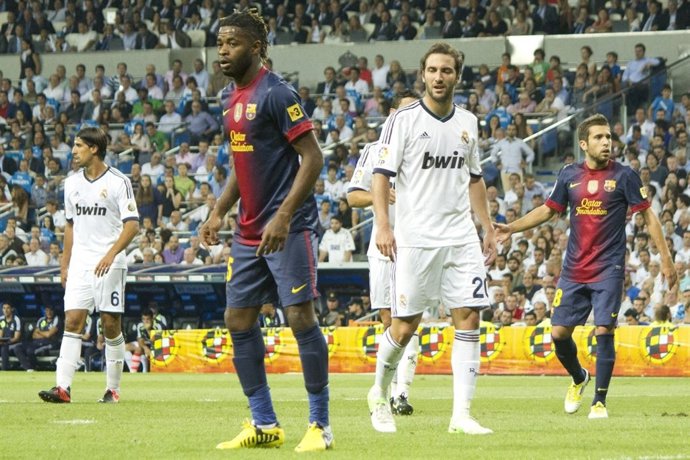Alex Song Barcelona Higuain Real Madrid Super Copa 
