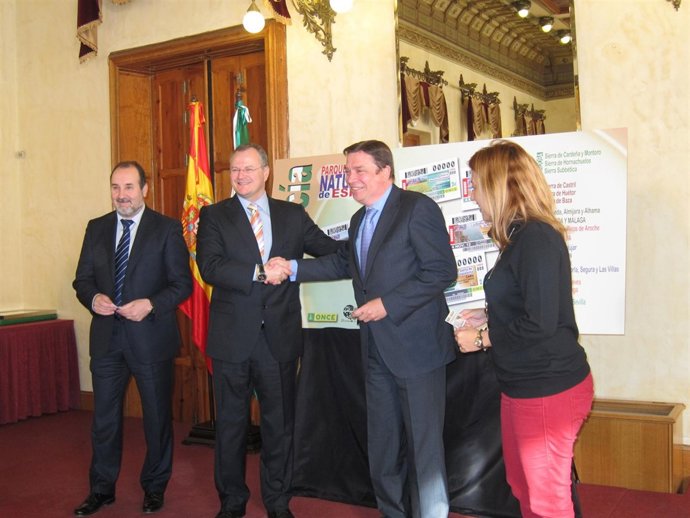 Luis Planas y Patricio Cárceles en la presentación de cupones de la ONCE 