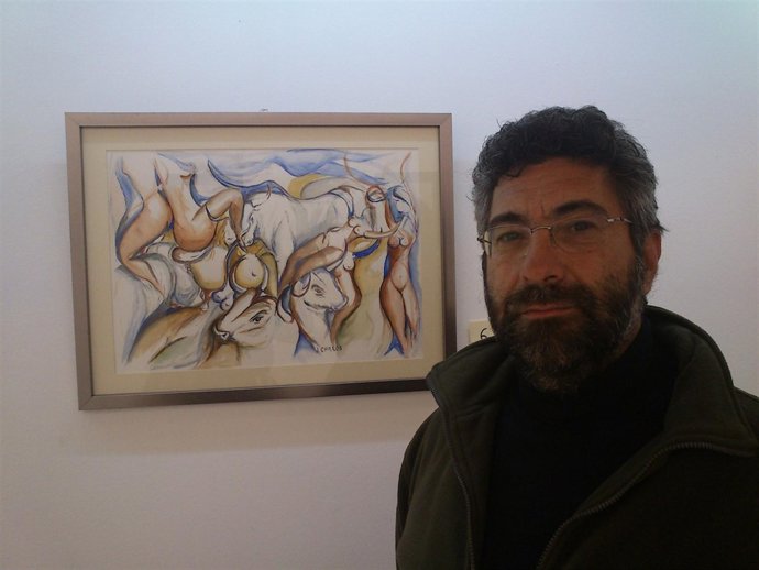 Juan Carlos Pérez Junto A Una De Sus Obras En El Ateneo De Cáceres