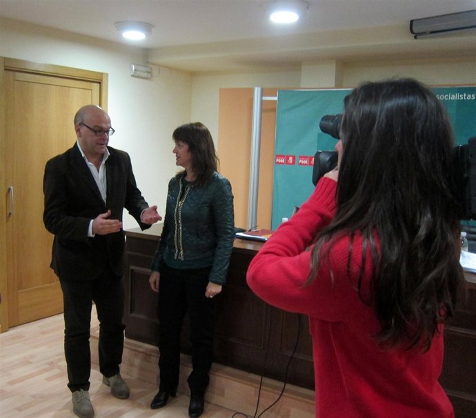 Fernández Palomino y Shaw antes de anunciar en rueda de prensa la denuncia.