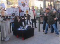 Unos 150 trabajadores de Iberia 'juzgan' a sus directivos ante la sede de la aerolínea