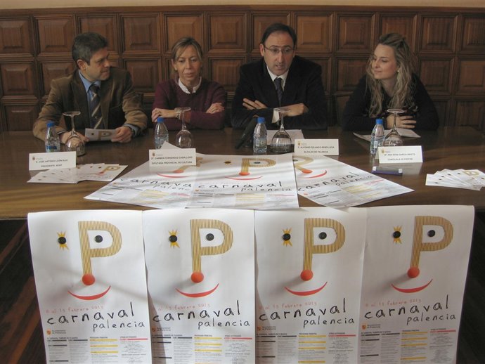 Alfonso Polanco, segundo por la derecha, presenta el Carnaval