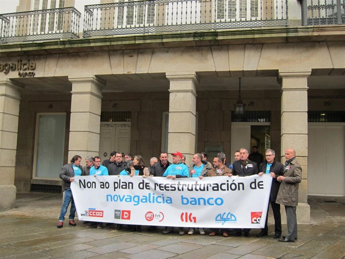 Concentración de los sindicalistas de la mesa negociadora del ERE en NCG