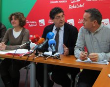 Diego Valderas, hoy en rueda de prensa junto a Alba Doblas y José Antonio Castro