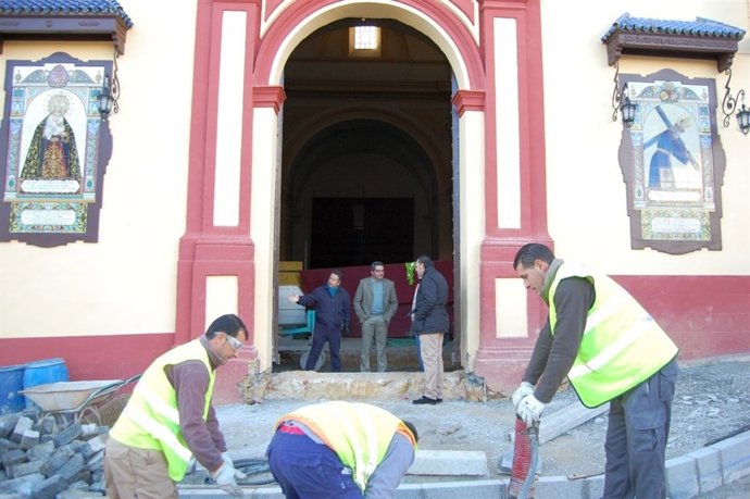 El alcalde visita las obras de la Iglesia de Santiago.